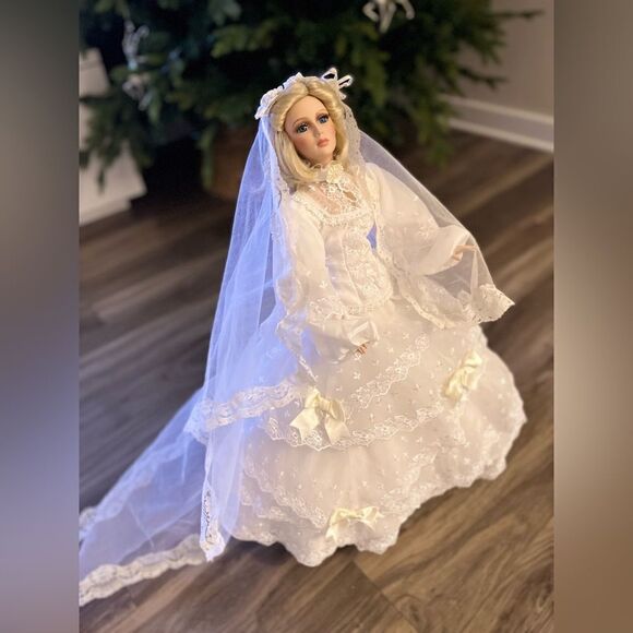 RARE! THE CARMELA COLLECTION VINTAGE PORCELAIN BRIDAL DOLL LIMITED EDITION - Picture 10 of 17